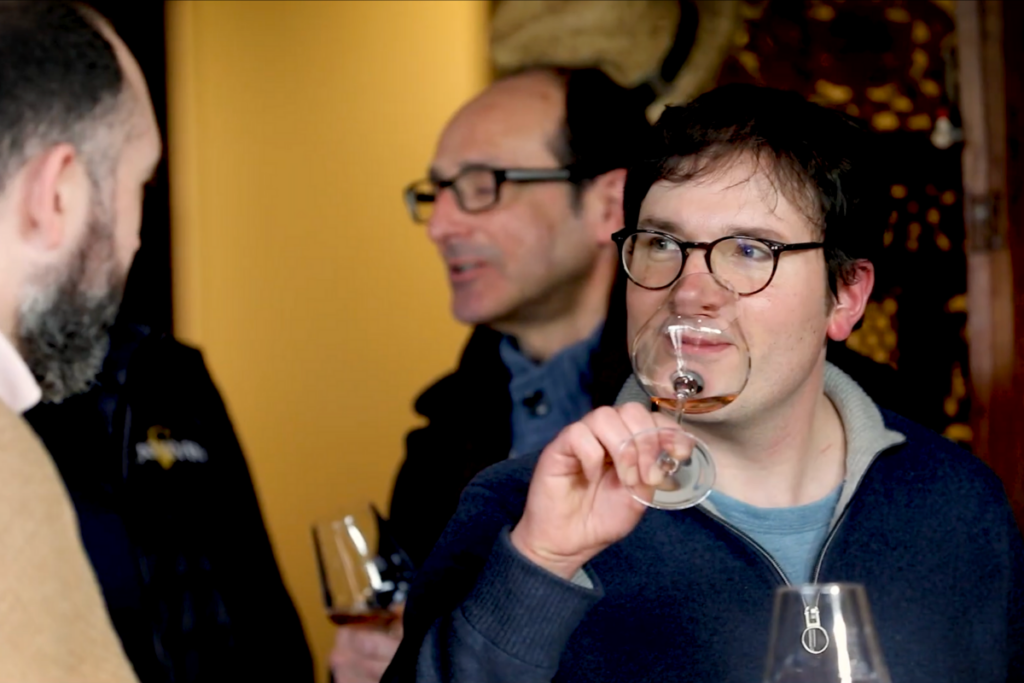 Caviste CAVAVIN dégustant un vin lors des Rencontres Régionales du réseau