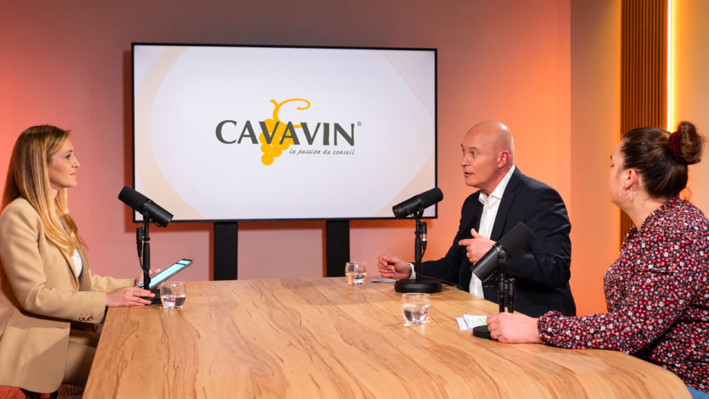 Interview CAVAVIN en studio avec trois intervenants autour d’une table, devant un écran affichant le logo CAVAVIN.