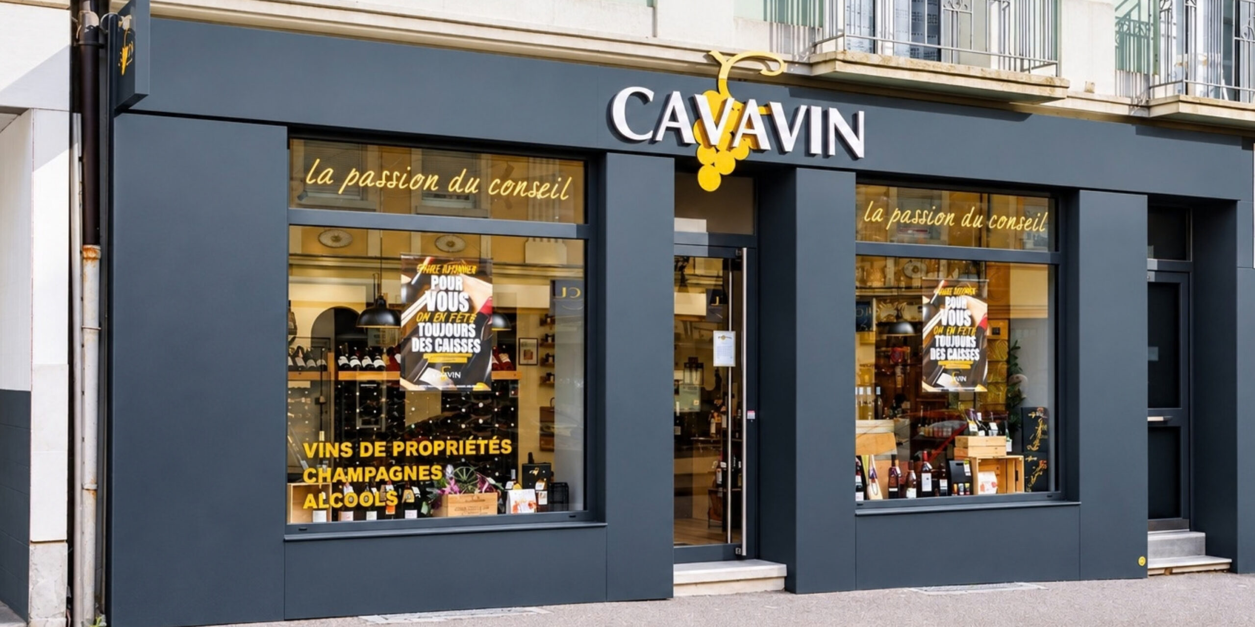 Façade de la cave CAVAVIN avec vitrine et enseigne, vue extérieure du magasin