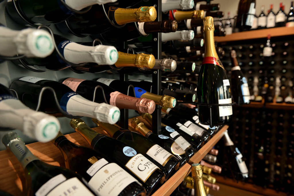 Sélection de bouteilles de vin dans les rayonnages d’une cave CAVAVIN
